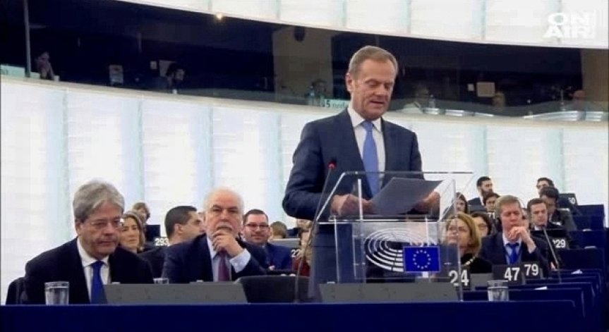 Доналд Туск: Политиката на ЕК за бежанците е неефективна!