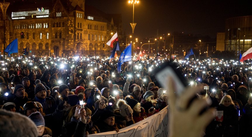Хиляди протестираха в Полша в подкрепа към юристите в страната