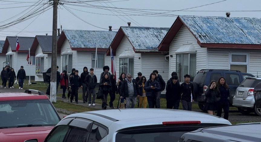 Земетресението беше с магнитуд 7,4 по скалата на Рихтер.