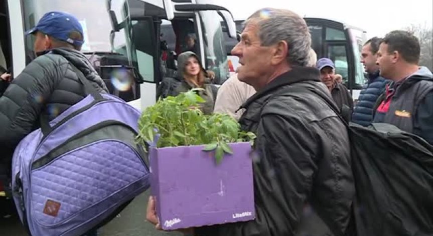 Скандал в Кърджали: Стотици изселници блокирани на автогарата