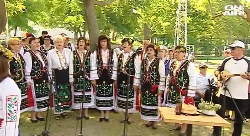 Облечени в традиционни носии малки и големи отбелязаха Еньовден във Варна