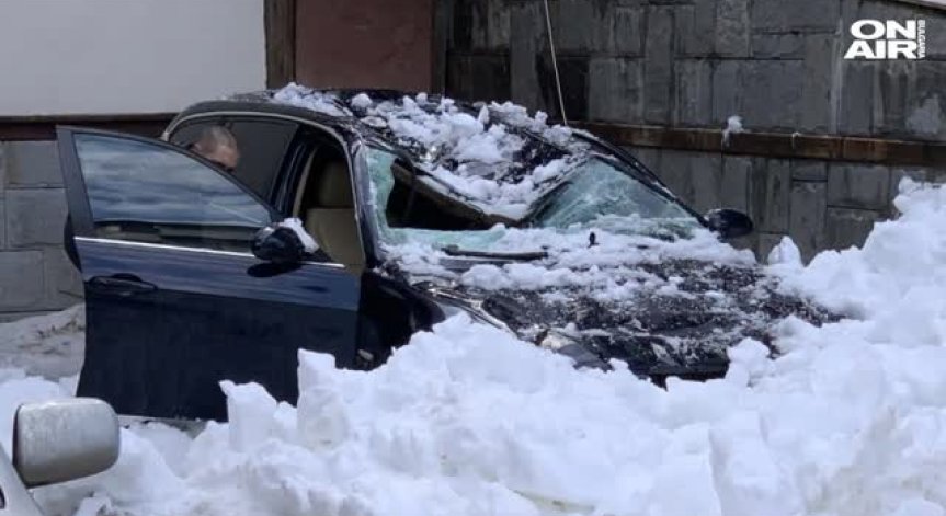 Сняг падна от покрива на хотел в Пампорово и смачка 3 коли
