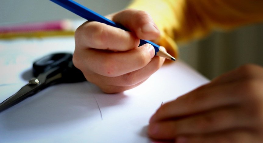 Със средствата ще се обезпечи превозът им от местата за настаняване до образователните институции.