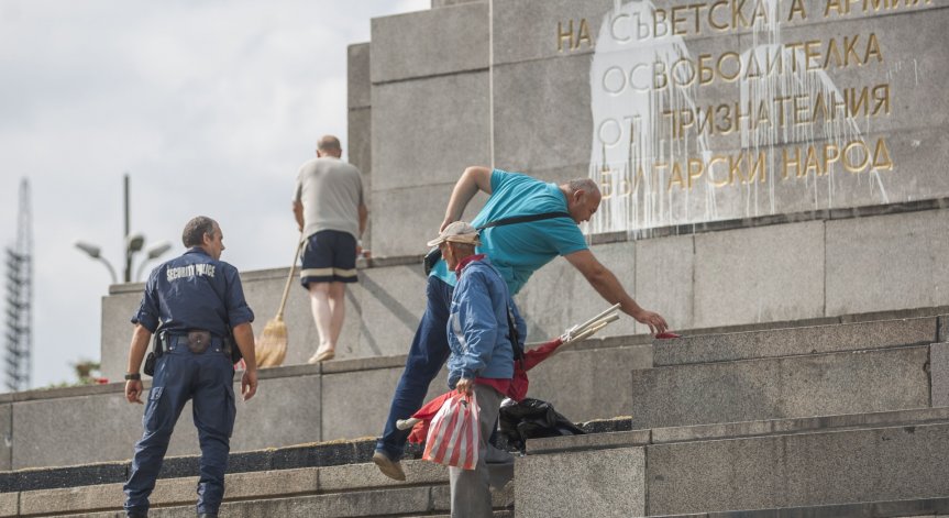Отново оскверниха Паметника на Съветската армия