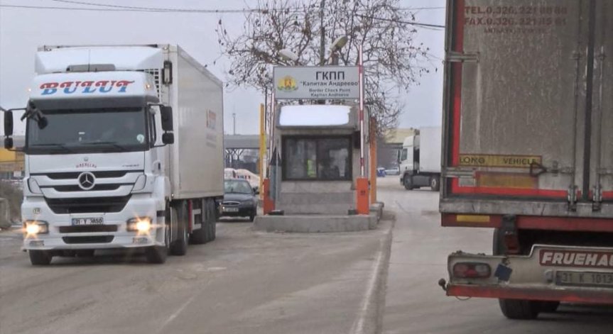 Ананиев първо спря, но после позволи влизането на ТИР-ове, пътуващи за Турция