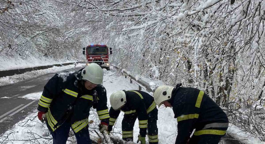 Върнаха тока в над 520 населени места, затворени пътища блокират работата на службите