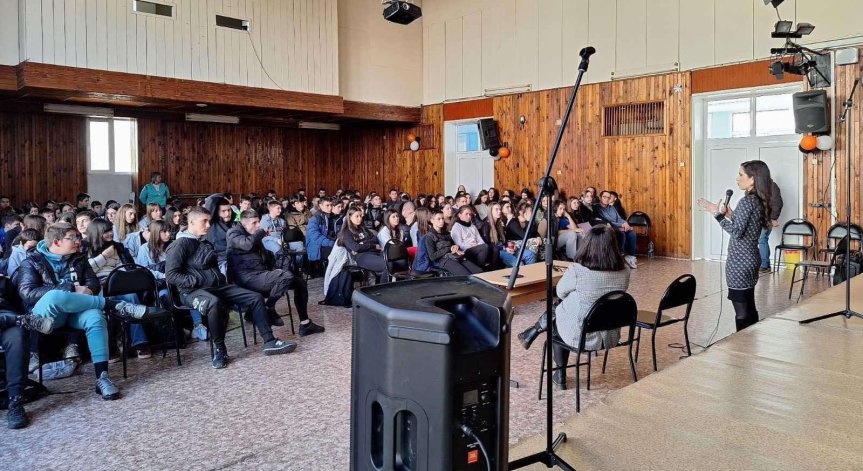 Водещата Мария Константинова разказа на седмокласници за отговорната работа на журналистите