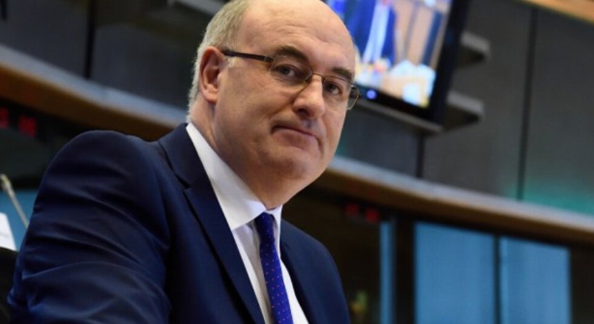 Еврокомисарят по търговията подаде оставка заради неспазване на мерките