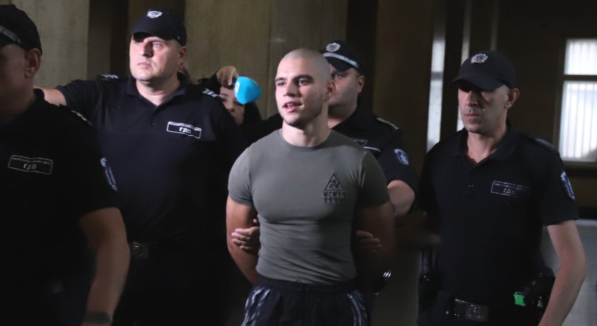 Съдът решава дали да върне в ареста прокурорския син от Перник