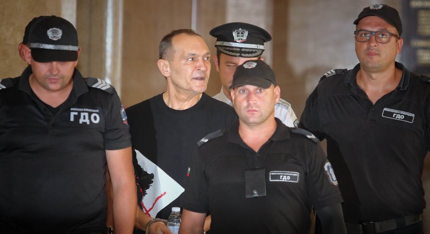 Съдът решава дали да остави Васил Божков за постоянно в ареста