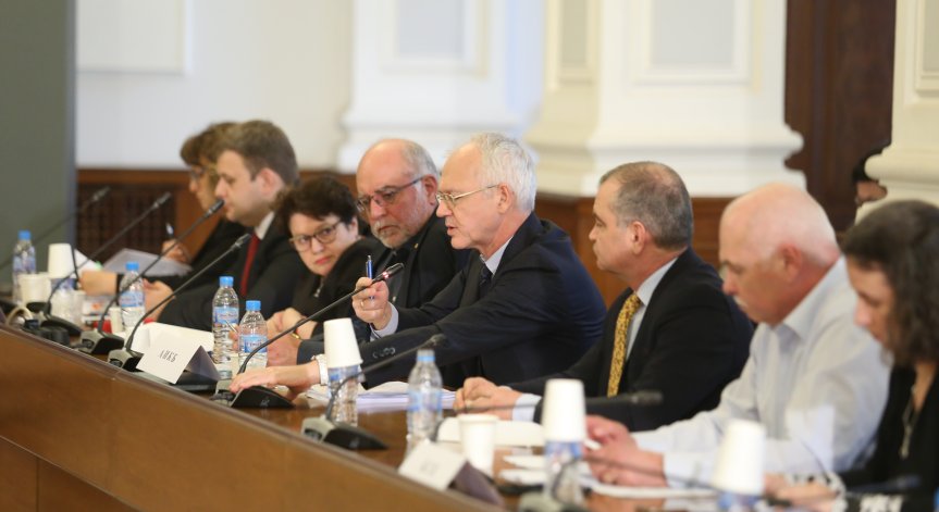 Тристранката ще заседава за допълнителни антикризисни мерки