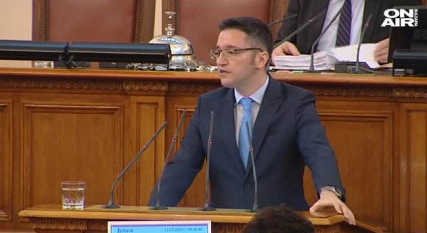 Скандал в НС след пост във Facebook – кой кого нарича идиот?