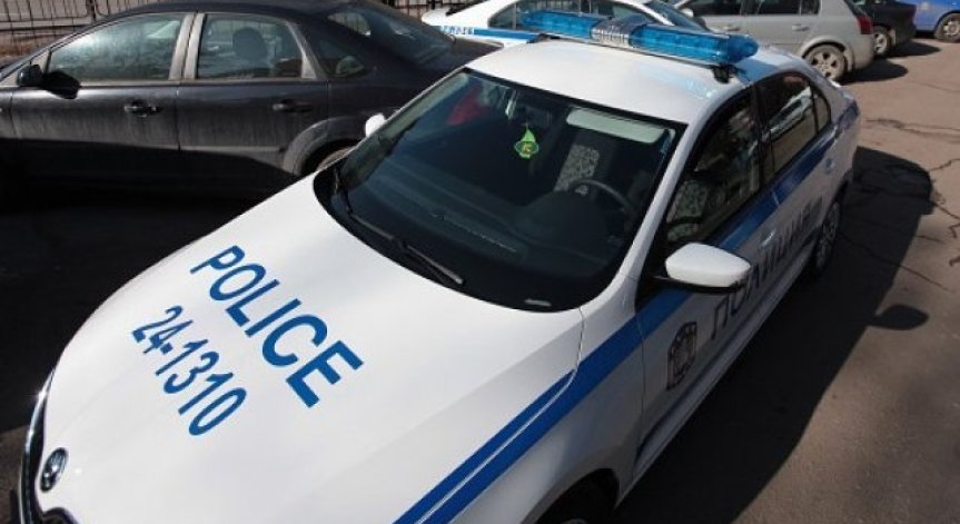 19-годишен нападна полицай в Перник и потроши кола на МВР