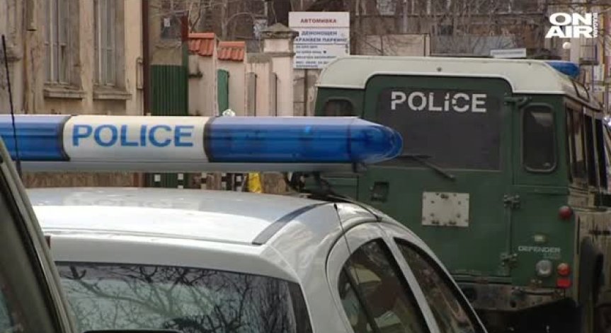 Психично болен уби баща си и преби майка си, след което нападна полицаи