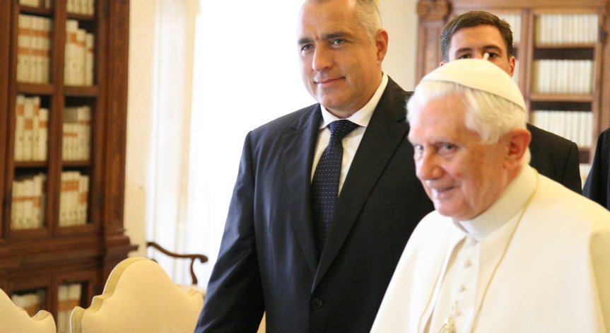 Почетният папа Бенедикт XVI е тежко болен