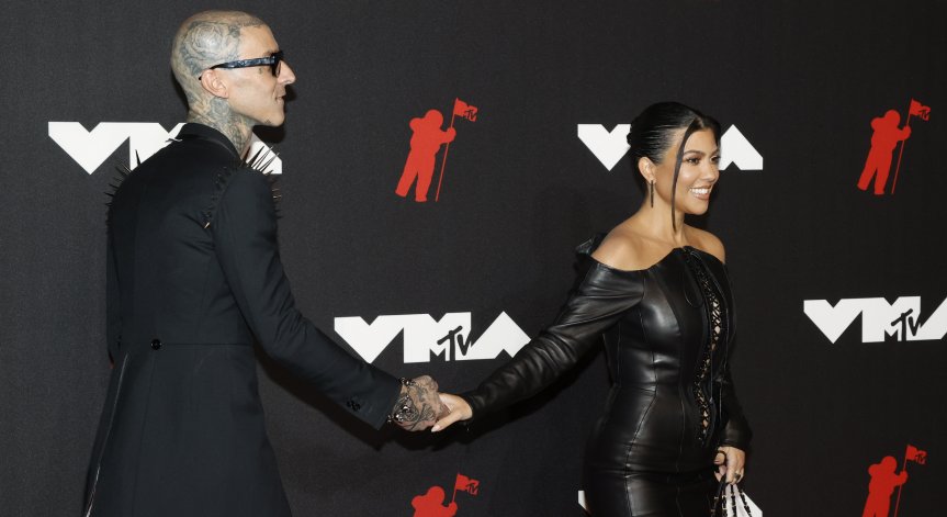 Кортни Кардашиян роди първото си дете от Травис Баркър - ето как го кръстиха