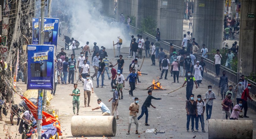 32-ма убити и стотици ранени при сблъсъци между полицаи и студенти в Бангладеш	