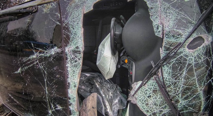 Младеж на 16 години открадна кола и катастрофира с 8-годишния си брат