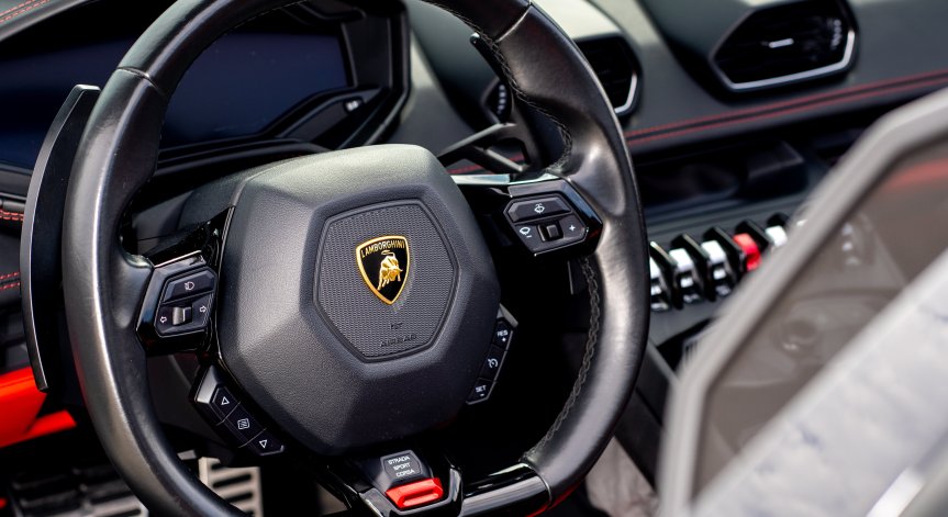 Полицаи в Дубай карат луксозно Lamborghini, ловят престъпници с 306 км/ч