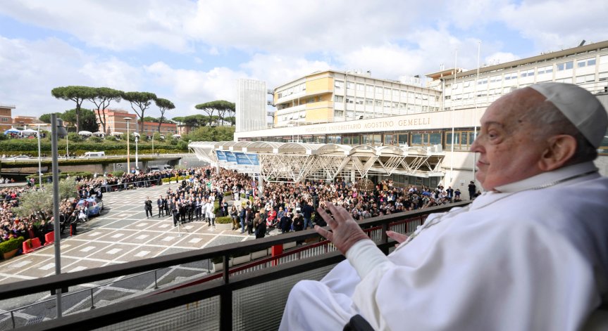 Папа Франциск бе приет в болница в Рим с двустранна бронхопневмония.