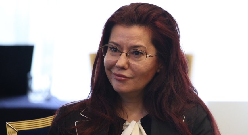 Динева не коментира дали жената, извършила манипулациите, се намира в България.