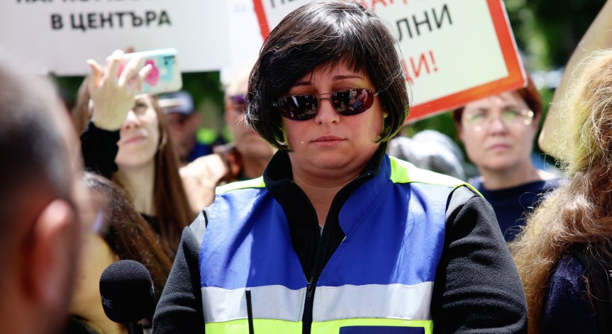 Русинова е готова да представи екип и програма.