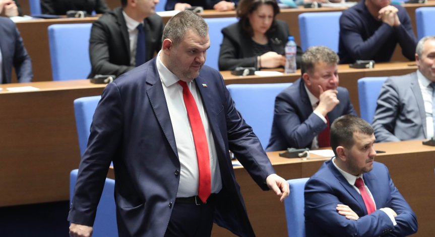 Пеевски към Тагарев: Бъдете мъж! Не се крийте зад съветници и експерти!