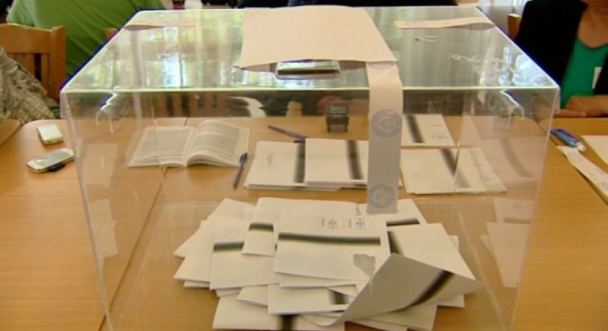 Голям брой хора около някои от секциите в Гърмен