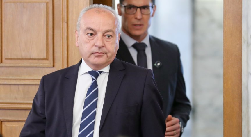 Донев: Управителят на БНБ си позволява внушения и намеса в политическата ситуация