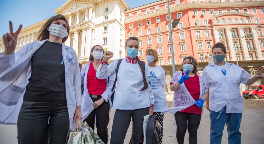 Медицински сестри излизат на безсрочен протест пред МЗ