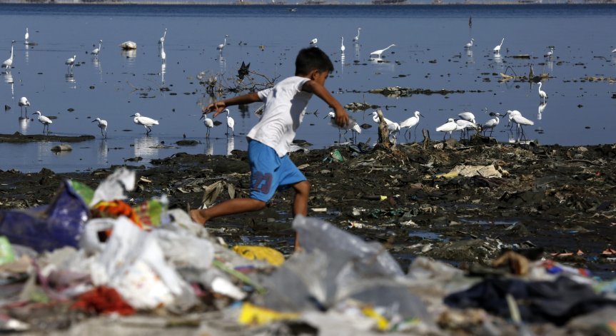 Тонове отпадъци от предпазни средства срещу Ковид-19 плават в океаните