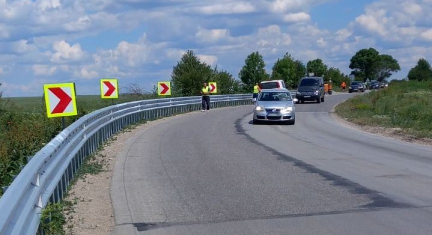 Подменена е и асфалтовата настилка на път I-1 Обход на Враца в района на жп прелеза при 143-и км.