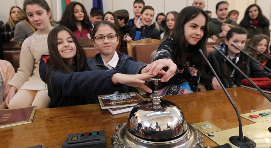 Парламентът отвори вратите си за посетители