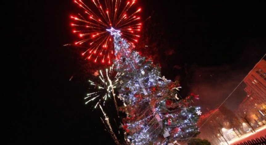  Тази вечер грейва коледната елха