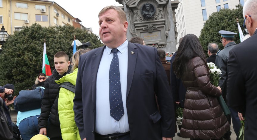 Проверяват случая с Каракачанов, заснет да седи на пейка