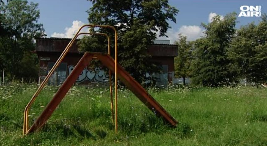 Треволяк и счупени пейки: Една детска площадка в 