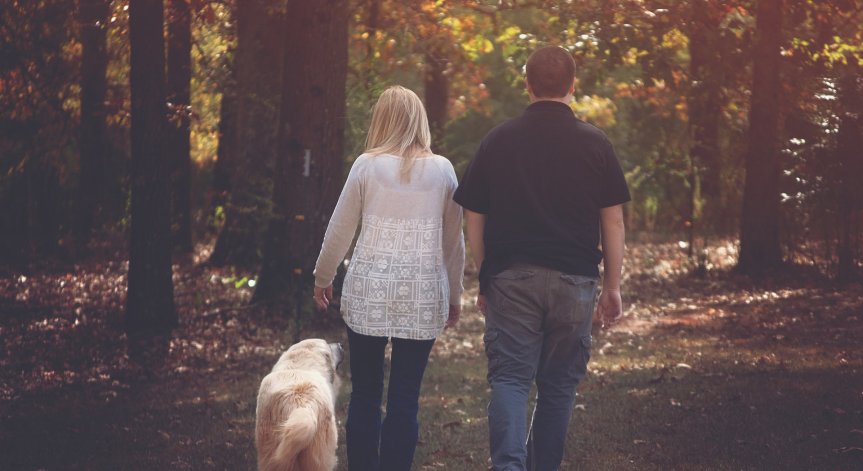 Младите хора у нас напускат дома на родителите си около 30-те си години: Защо?