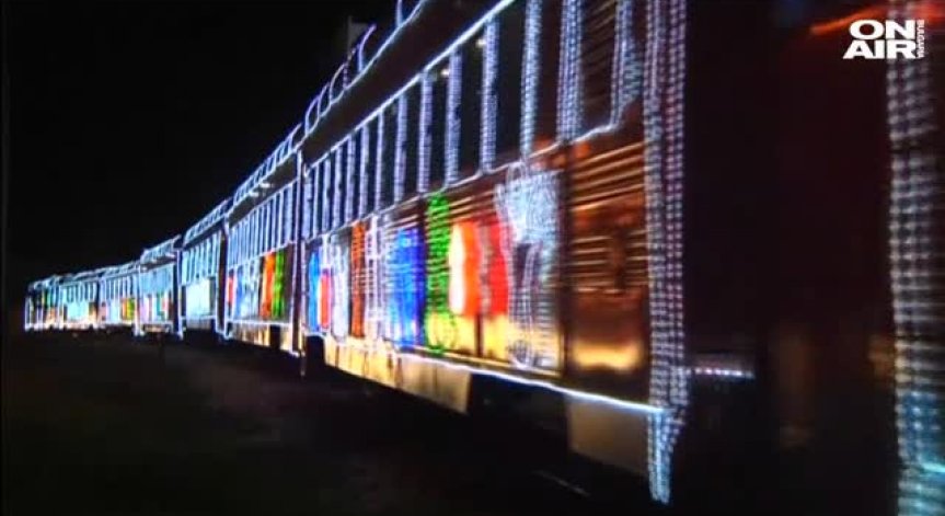 Коледен влак радва жителите и туристите в Богота