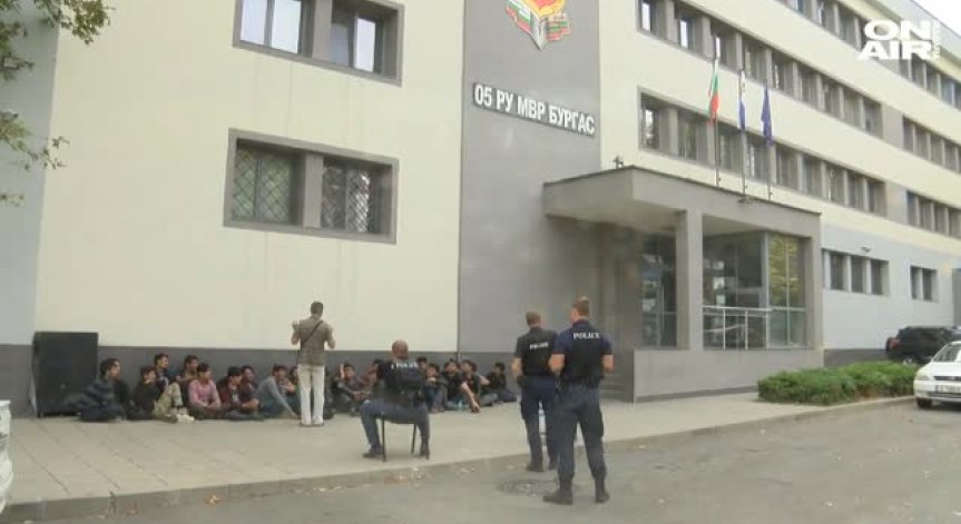 Властите заловиха 27 нелегални мигранти на входа на Бургас