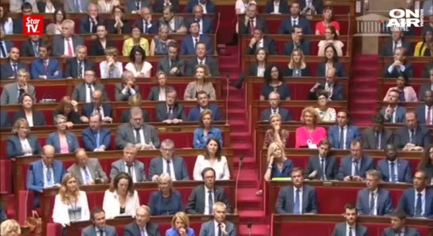 Футболни тениски, провокации... Въведоха дрескод във френския парламент