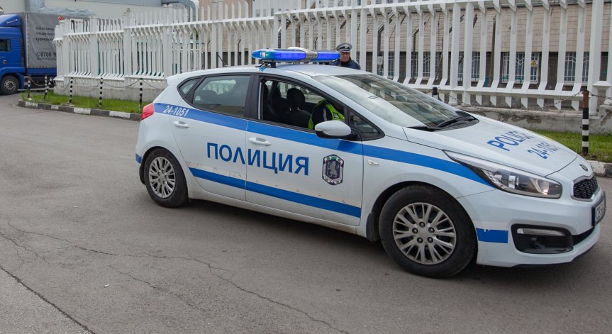 Блъснал предната лява врата на пoлицейски автомобил.