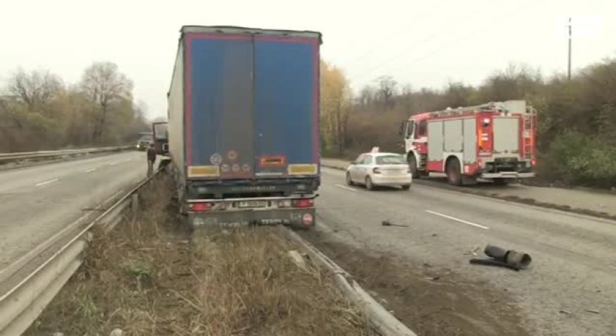 ТИР катастрофира на международния булевард към 