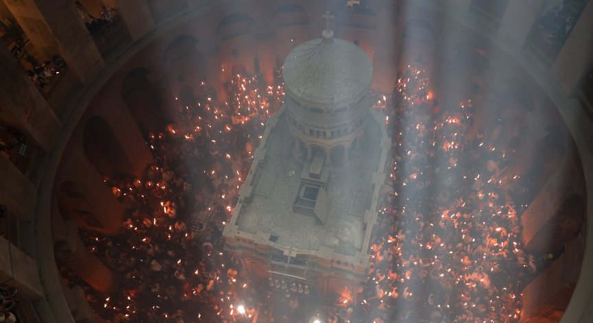 Благодатният огън се спусна над Божи гроб в Ерусалим