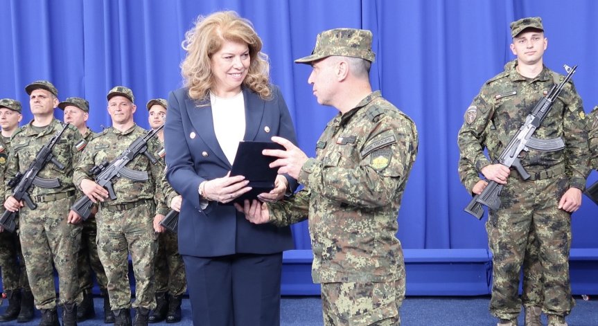 Днес честваме храбрата българска армия, подчерта Йотова.