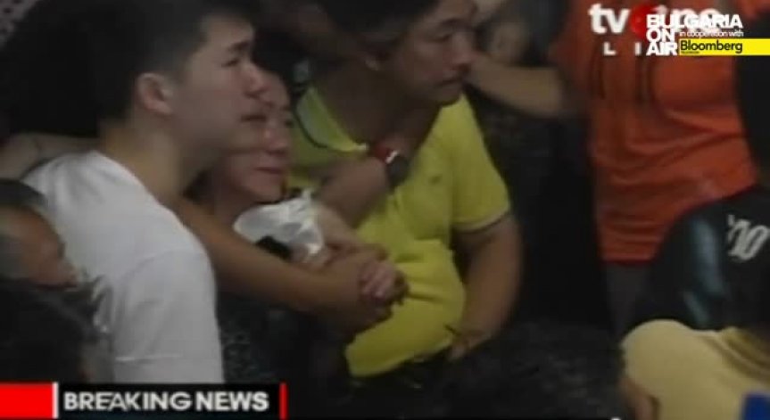 AirAsia QZ8501: Първите две тела са върнати на летището в Сурабая