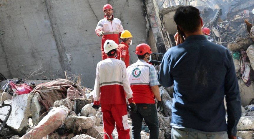 Ирански спасители са убити при израелски удар.