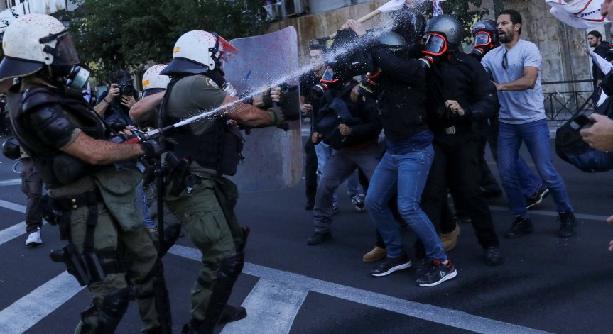Напрежение в Гърция: Протестиращи изгориха знамената на САЩ и НАТО