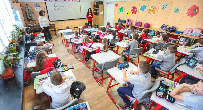 Учителите в България са мотивирани, 12% от часа отделят за проблеми с дисциплината