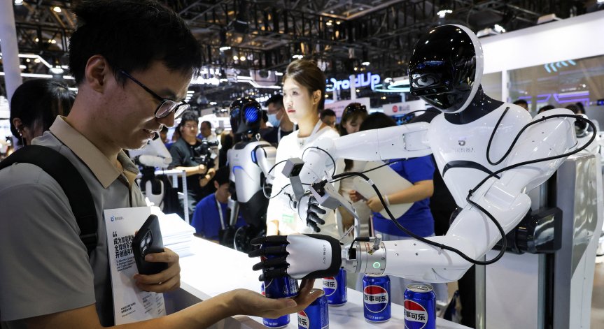 Той носи очила, риза и панталони и си общува с хората на мандарин.