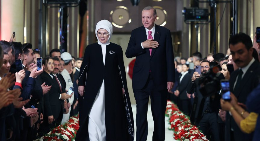 Скъпи вещи и владение за милиони: Животът на съпругата на Ердоган